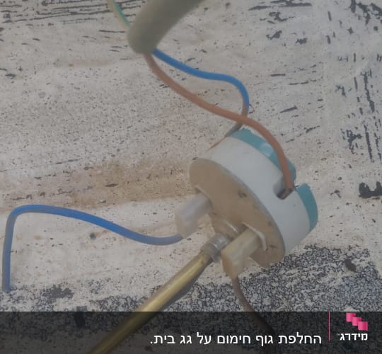 חוטי חשמל מחוברים לגוף חימום של דוד שמש